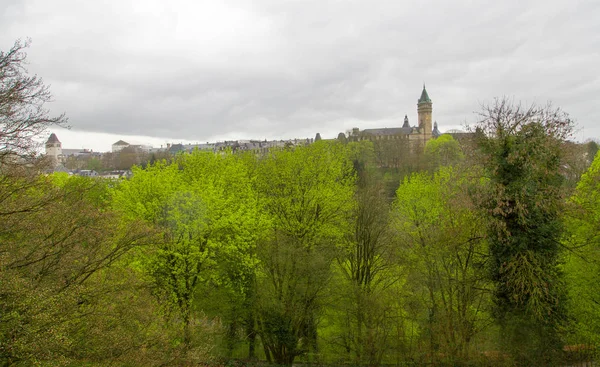 Luxembourg city park och ett slott — Stockfoto