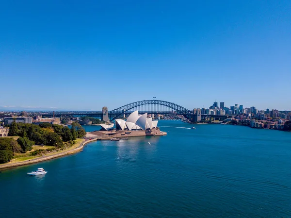 悉尼海港的美丽全景与海港桥梁 植物园和歌剧大厦 — 图库照片