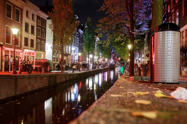 Red Light District Amsterdam Med Smala Kanaler Genom Staden Nattvisning — Stockfoto