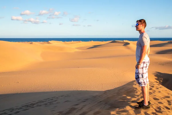 Uomo in piedi nel mezzo di un deserto — Foto Stock