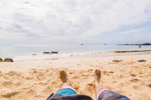 Close Jovem Pés Relaxando Praia Com Mar — Fotografia de Stock