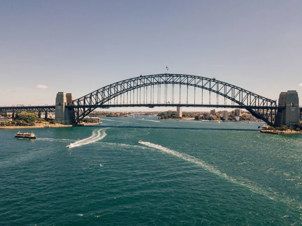 澳大利亚悉尼湛蓝天空中海港大桥景观的美景 — 图库照片