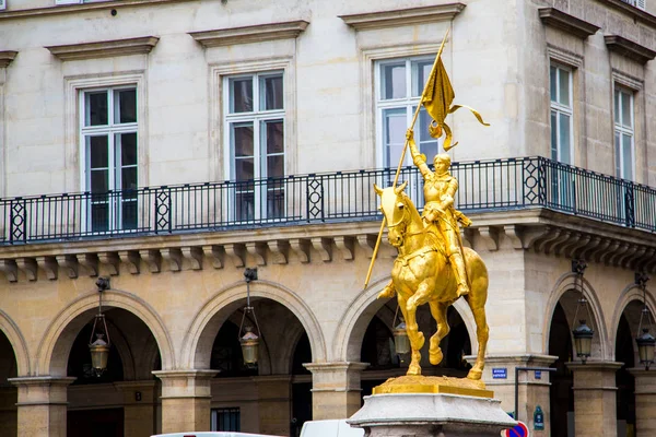 Złota statua Joanny w środku Paryża — Zdjęcie stockowe