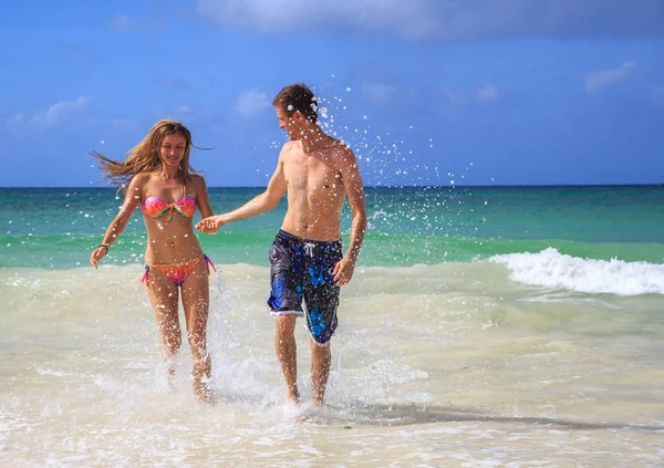 Jovem Casal Bonito Costa Seychelles Saindo Oceano Mãos Dadas Sorrindo — Fotografia de Stock