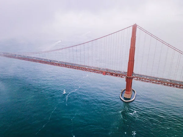 美丽的空中场景旧金山金门大桥上方的太平洋金门运河附近的恶魔岛 — 图库照片