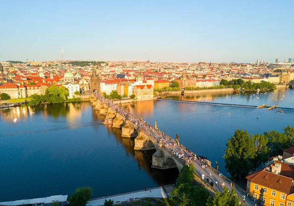 城のパノラマ ビュー上から地平線上都市プラハの美しい空中サンセット ビュー 都会の真ん中でヴルタヴァ川の素晴らしい風景 — ストック写真
