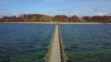 Yalnız pier yakınındaki Malmo İsveç'te denize. Yukarıdan görüntüleyin. Hava atışı.