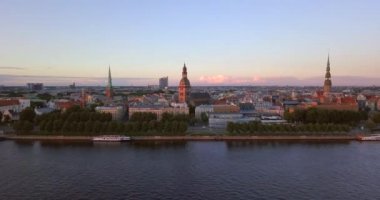 Güzel hava günbatımı manzarası Vecriga ve Dome Katedrali ile tarihi kent Riga'da Letonya üzerinden 