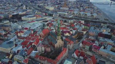 Güzel hava old Riga yukarıdan görüntüleyin. Kuşlar eski kenti yukarıdan göz. Yukarıdan St. Peters katedral görünümü.