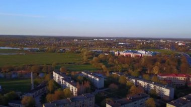 Jelgava şehrin Letonya üzerinde uçan. Güzel bir ülke. Şehir Merkezi ile ana Saat Kulesi. 