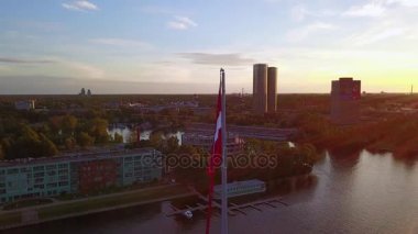 Güzel hava günbatımı manzara Ab Barajı büyük Letonya bayrağı ile Letonya Riga üzerinden