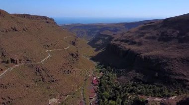 İspanya Gran Canaria ada sonunda okyanus ile Vadisi üzerinde nefes kesen havadan izleme.