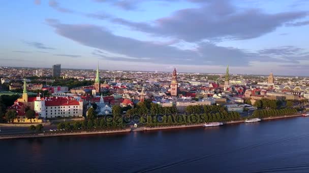 Flygfoto Över Riga Gamla Stan Staden Från Ovan Solnedgången — Stockvideo