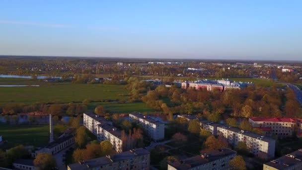 Survoler la ville de Jelgava en Lettonie. Beau pays. Centre-ville avec tour d'horloge principale . 