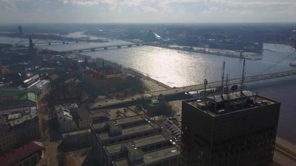 つの高層ビルと川の近くのリガ市の空撮というダウガヴァ — ストック動画