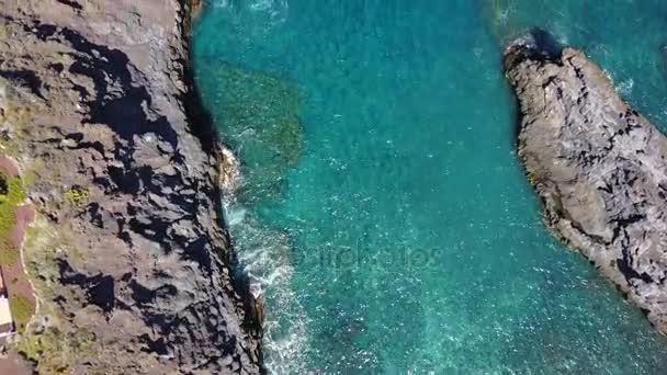 湾と大西洋の海岸線の美しい眺め 海岸で緑の青い水 — ストック動画