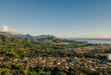 Yeşil uçurum ve dağlar Oahu, Hawaii Adası ile dünya ünlü Haiku merdiven ya da cennete merdiven. Ho'omaluhia Botanik Bahçesi Kaneohe içinde  