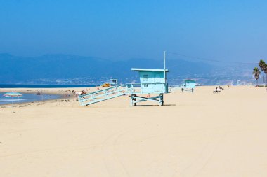 Güzel Venedik plaj alanı Los Angeles altın plaj mavi gökyüzü ve avuç içi ile. Sonsuz beyaz kum plaj. California dreaming.