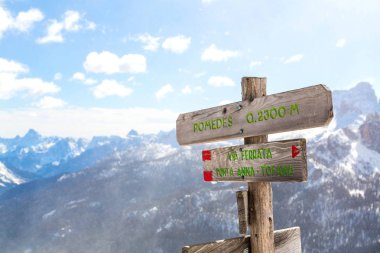 Boş yön işareti ayakta yol gösteren dağın tepesinde.