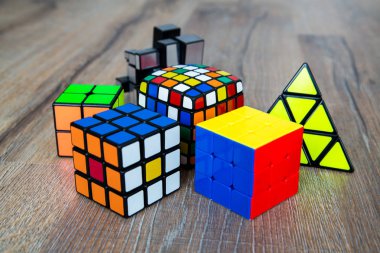 Beyaz ya da ahşap arka plan üzerinde Rubik küpleri