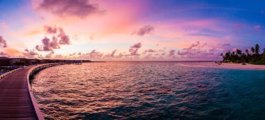 Palmiye ağaçları Maldivler Hint Okyanusu suyu Villa üzerinde güzel muhteşem gün batımı