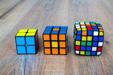 Beyaz ya da ahşap arka plan üzerinde Rubik küpleri