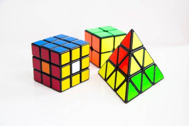 Beyaz ya da ahşap arka plan üzerinde Rubik küpleri