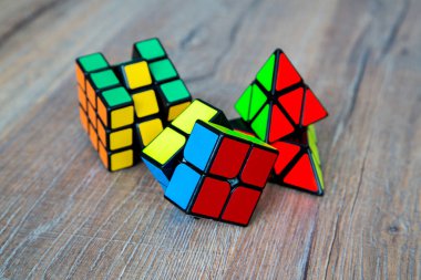 Beyaz ya da ahşap arka plan üzerinde Rubik küpleri