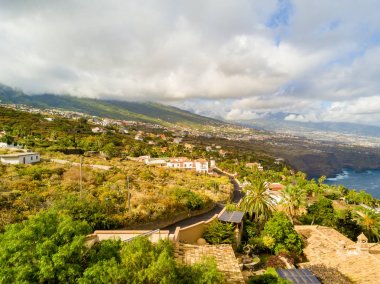 Güçlü kıyı ve kayalıklarla Tenerife adasında