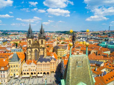Tarihi kent merkezine ve Vltava Nehri ile yukarıdan Prag şehrinin güzel panoramik havadan görünümü.