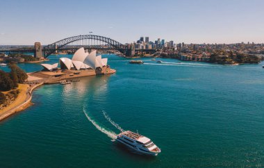 Güzellikler Harbour Köprüsü, Botanik Bahçesi ve Opera Binası ile Sydney harbour bölgesinin.