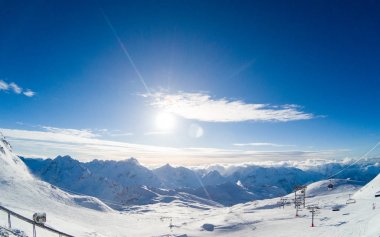 Top of Rock'tan bulutların üstünde Alp dağlarından güzel panoramik manzaralı.