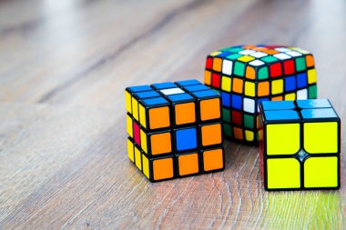 Beyaz ya da ahşap arka plan üzerinde Rubik küpleri