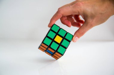 Rubik küpü ele renkli sahip değiştirilme tarihi