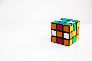 Rubik küpü beyaz veya ahşap zemin üzerine
