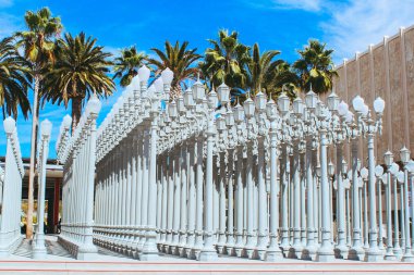 Kentsel ışık heykel Los Angeles County Sanat Müzesi'nde. Bir sanat müzesidir Los Angeles Los Angeles County Sanat Müzesi.