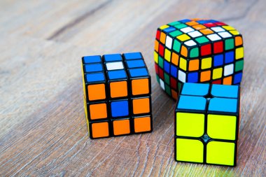 Beyaz ya da ahşap arka plan üzerinde Rubik küpleri