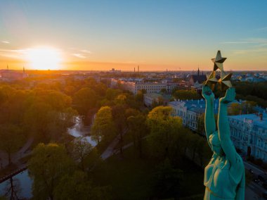 Riga günbatımı görünümünde Anıtı - Milda tarafından