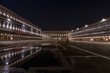 Muhteşem boş ve parlak Piazza San Marco Meydanı gece. Turist kalabalık olmayan çok arka görünümü.
