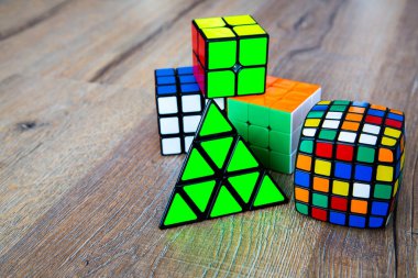 Beyaz ya da ahşap arka plan üzerinde Rubik küpleri