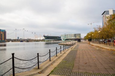 Excel arena ve Londra'da rıhtımda bina Siemens yakınındaki Thames Nehri aşağı güzel yürüyüş