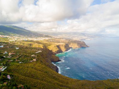 Güçlü kıyı ve kayalıklarla Tenerife adasında