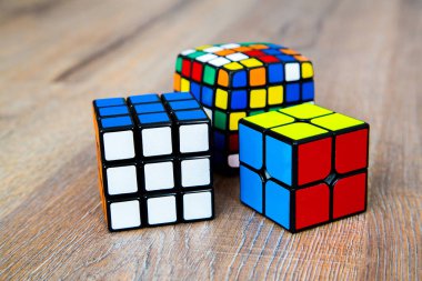 Beyaz ya da ahşap arka plan üzerinde Rubik küpleri