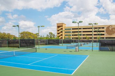 Orlando, Florida Ucf Üniversitesi Caddesi üzerinde yer alan mavi dış tenis kortları.