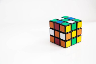 Rubik küpü beyaz veya ahşap zemin üzerine