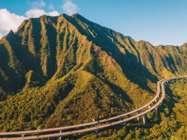 Oahu yeşil dağların görünümünün tarafından Ho'omaluhia Botanik Bahçesi Kaneohe içinde muhteşem havadan görünümü. Dağlar ile ünlü merdiven cennete ya da Haiku merdiven.