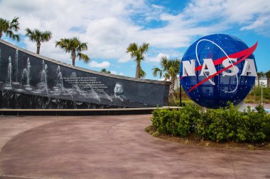 Uzay Merkezi Cape Canaveral, Florida. NASA'ın dünya yanındaki Kennedy Anıtı.