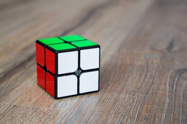 Rubik küpü beyaz veya ahşap zemin üzerine