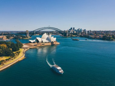 Güzellikler Harbour Köprüsü, Botanik Bahçesi ve Opera Binası ile Sydney harbour bölgesinin.