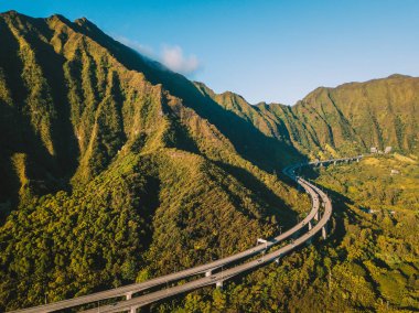 Oahu yeşil dağların görünümünün tarafından Ho'omaluhia Botanik Bahçesi Kaneohe içinde muhteşem havadan görünümü. Dağlar ile ünlü merdiven cennete ya da Haiku merdiven.